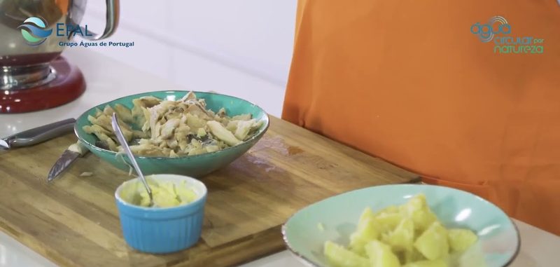 Bancada de cozinha com os ingredientes dos pastéis de bacalhau