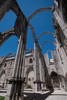 Arcos góticos a céu aberto do Convento do Carmo