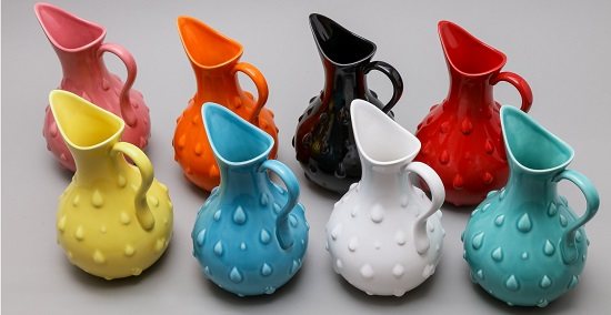 Oito jarros Gota em cerâmica de cores diferentes