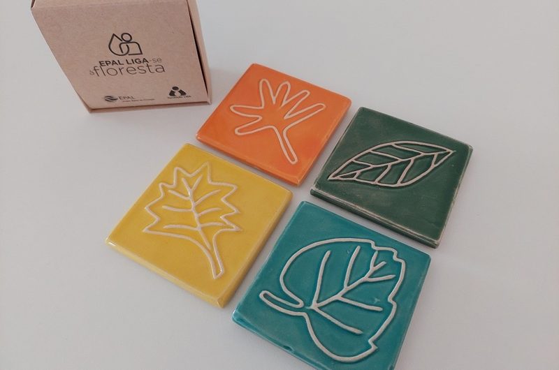 Quatro bases de copos em cerâmica com folhas em relevo